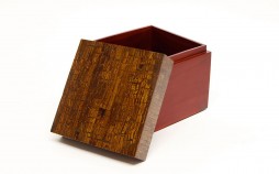 large boite carré rouge en bois couvercle cannelle