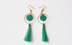 Boucles légères et éthique en laiton et pompon sisal vert