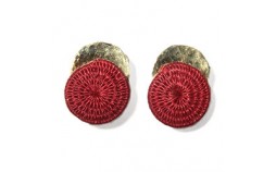 Boucles d'oreilles clou en laiton martelé et sisal rouge