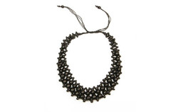 collier plastron perles de bois noir